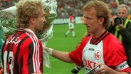 Andreas Brehme gratuliert Rudi Völler zum Bundesliga-Abschied © picture alliance 