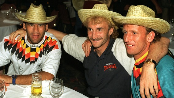 Andreas Brehme, Ulf Kirsten und Rudi Völler mit Cowboyhüten bei der WM 1994 in den USA © picture alliance 