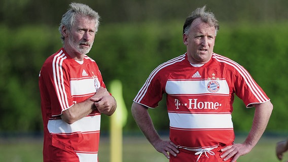 Paul Breitner und Andreas Brehme bei einem Spiel der Bayern-Altliga. © picture alliance 