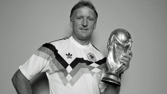 Fußball-Weltmeister Andreas Brehme mit dem WM-Pokal © IMAGO / HJS 