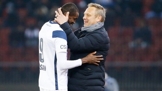 Coach Andre Breitenreiter (r.) vom FC Zürich umarmt seinen Stürmer Assan Ceesay © IMAGO / Geisser 