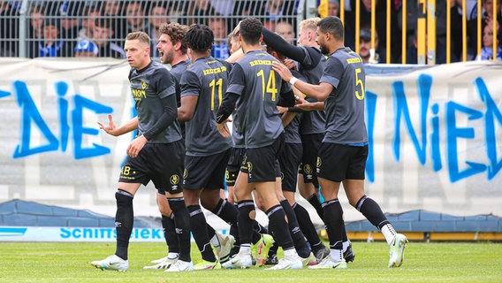 Jubel bei den Fußballern des Bremer SV © IMAGO / foto2press 