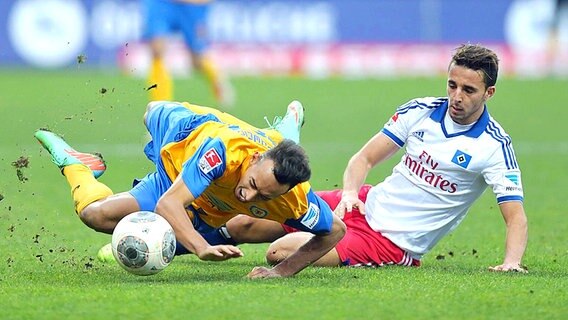 Duell zwischen v.l. Karim Bellarabi von Eintracht Braunschweig und Ouasim Bouy (Hamburger SV) . © imago/Hübner 