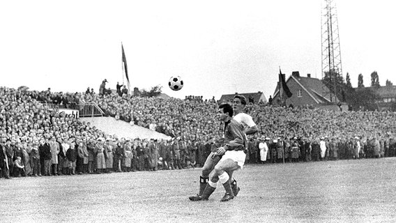 Spielszene Preußen Münster gegen den Hamburger SV am ersten Bundesliga-Spieltag 1963 © picture alliance / dpa 