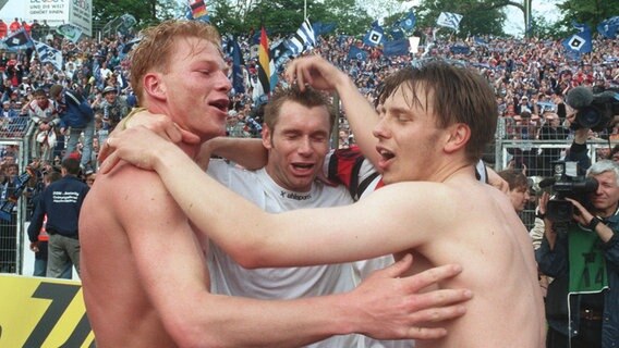 Jörg Albertz (v.l.), Bernd Hollerbach und Andre Breitenreiter feiern den Einzug in den UEFA-Cup. © dpa Foto: Oliver Berg