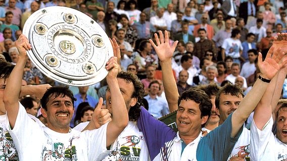 Klaus Allofs (l.) und Trainer Otto Rehhagel feiern den Gewinn der deutschen Meisterschaft 1993. © imago/HJS Foto: HJS