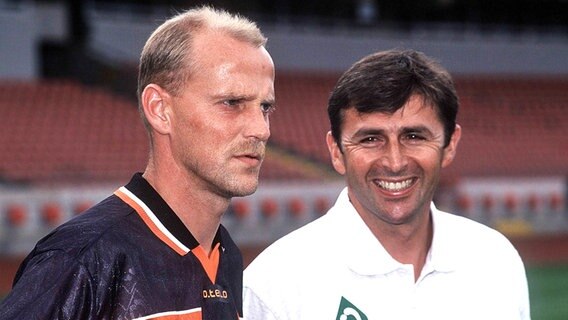 Das neue Gespann bei Werder Bremen: Manager Klaus Allofs (r.) und Trainer Thomas Schaaf bei der Vorstellung im Sommer 1999. © imago/Sven Simon Foto: Sven Simon