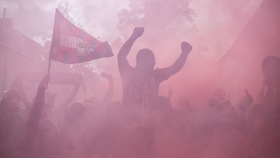 Fans feiern die Meisterschaft in dichtem roten Rauch © picture alliance / Anadolu | Hesham Elsherif Foto: Hesham Elsherif