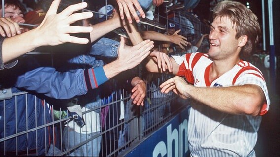 Dietmar Beiersdorfer feiert mit den Fans des HSV. © picture-alliance Foto: Sven Simon