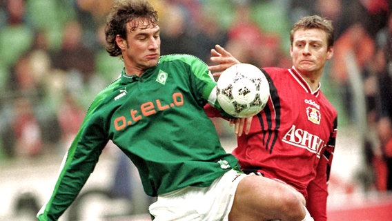 Marco Bode (l.) von Werder Bremen im Duell mit Christian Wörns © dpa-Sportreport Foto: Ferdinand Ostrop