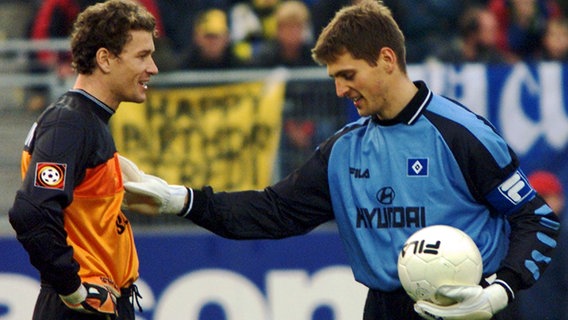 Hans-Jörg Butt (r.) vor einem Elfmeterduell mit Jens Lehmann. © dpa Foto: Stefan Hesse