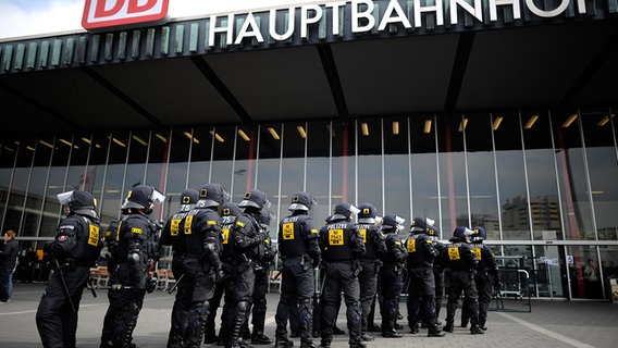 Polizeibeamte stehen vor dem Hauptbahnhof in Braunschweig. Polizeibeamte stehen vor dem Hauptbahnhof in Braunschweig. © dpa - Bildfunk Foto: Alexander Körner