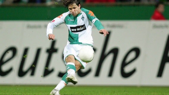 Diego trifft 2007 gegen Alemannia Aachen aus 62,5 Metern. © Witters Foto: Witters