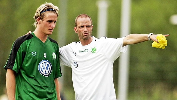 Wolfsburgs Trainer Holger Fach (r.) mit Matthias Langkamp (Archivbild aus dem Jahr 2005) © imago/Rust Foto: Rust