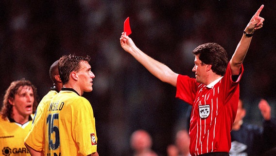 Schiedsrichter Heribert Fandel zeigt am 10. September 1999 einem Ulmer die Rote Karte. © Imago Foto: Imago