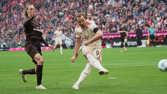 St. Paulis Jackson Irvine (l.) kann einen Treffer von Münchens Harry Kane nicht verhindern. © IMAGO / Oryk HAIST 