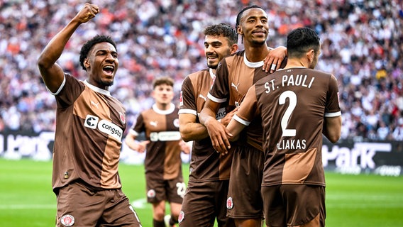 St. Paulis Oladapo Afolayan, Danel Sinani, Morgan Guilavogui und Manolis Saliakas (v.l.) bejubeln einen Treffer. © IMAGO / Eibner 