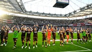 St. Paulis Spieler jubeln und bedanken sich bei den mitgereisten Fans. © IMAGO / Eibner 