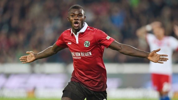 Ihlas Bebou von Hannover 96 feiert seinen Treffer. © Witters Foto: Tay Duc Lam