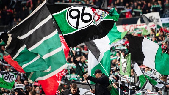 Hannover-Fans © dpa-Bildfunk Foto: Swen Pförtner/dpa
