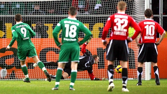 Hannovers Jan Rosenthal (unten) pariert einen Elfmeter von Wolfsburgs Edin Dzeko (l.). © imago/Contrast 