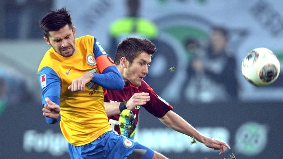 Hannovers Sebastien Pocognoli (r.) und Braunschweigs Dennis Kruppke © dpa-bildfunk Foto: Peter Steffen