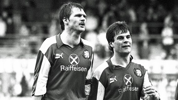 Peter Cestonaro (l.) und Dieter Hecking im Trikot vom Hessen Kassel. © imago / Rust Foto: Rust