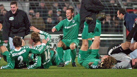 Dieter Hecking bejubelt mit seinen Lübecker Spielern den Sieg im Pokal-Achtelfinale gegen den Bundesligisten SC Freiburg. © imago / Thorge Huter Foto: Thorge Huter