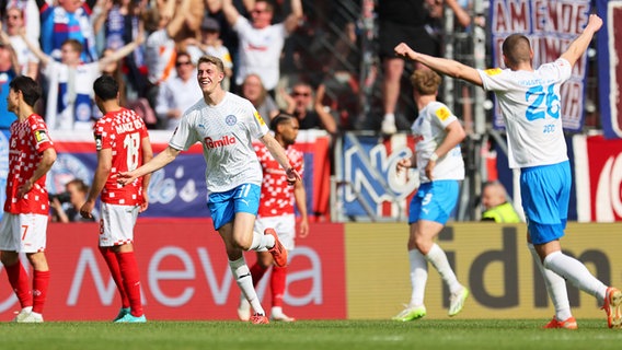 Kiels Alexander Bernhardsson (l.) bejubelt einen Treffer. © Witters/JoergHalisch 