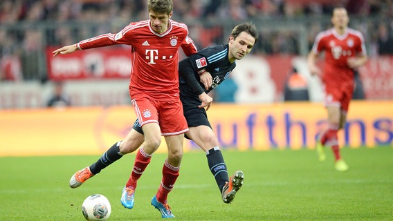 Thomas Müller (l.) gegen Milan Badelj © Witters 