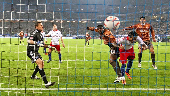 St. Paulis Gerald Asamoah (r.) erzielt das 1:0 gegen den HSV.  