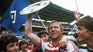 Horst Hrubesch feiert 1983 die deutsche Meisterschaft. © imago Foto: Sven Simon