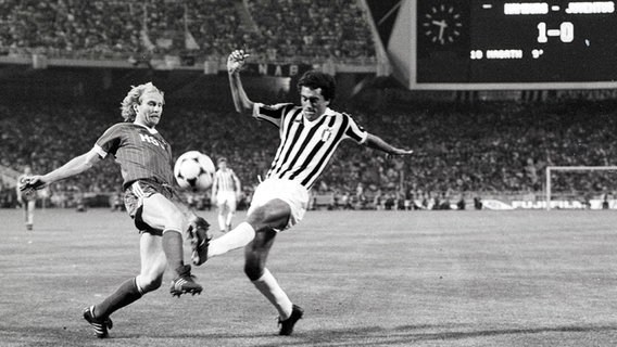 HSV-Star Lars Bastrup (l.) beim 1:0-Sieg im Finale um den Europapokal der Landesmeister 1983 gegen Juventus Turin. © imago Foto: Ferdi Hartung