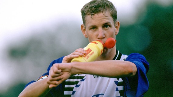 Stephane Henchoz vom HSV nimmt einen Schluck aus der Trinkflasche. © imago Foto: Claus Bergmann