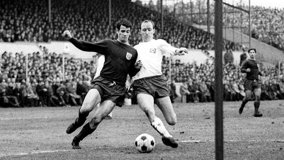 Bayern Münchens Rudolf Nafziger (l.) im Duell mit Willi Schulz vom Hamburger SV (Bild aus dem Jahr 1966) © imago/WEREK 