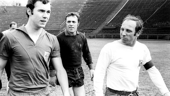 Bayern Münchens Franz Beckenbauer (l.) und Uwe Seeler (r.) vom Hamburger SV (Bild aus dem Jahr 1970) © Witters Foto: Wilfried Witters
