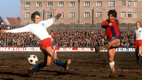Bayern Münchens Gerd Müller (r.) und Gerd Klier vom Hamburger SV (Bild aus dem Jahr 1971) © imago/Werek 
