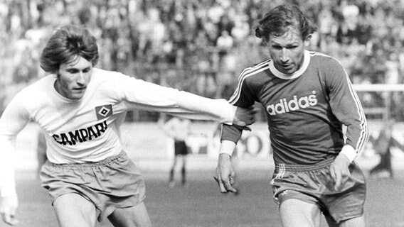 Bayern Münchens Conny Torstensson (r.) und Manfred Kaltz vom Hamburger SV (Bild aus dem Jahr 1974) © Witters 