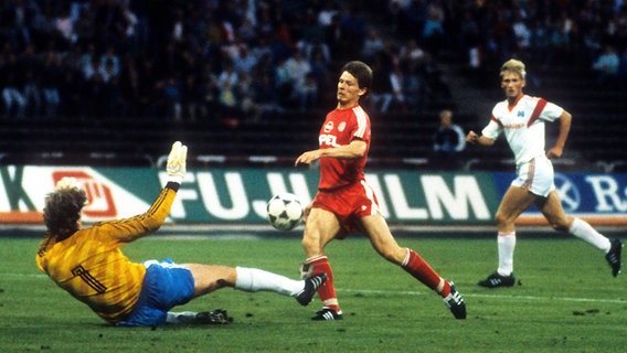 Bayern Münchens Stefan Reuter (r.) im Duell mit Keeper Richard Golz vom Hamburger SV (Bild aus dem Jahr 1989) © imago/kicker/Eissner 