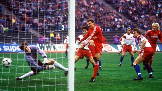 Bayern Münchens Roland Wohlfarth (M.) trifft zum 1:0 gegen den Hamburger SV. (Bild aus dem Jahr 1990) © imago/Werek 