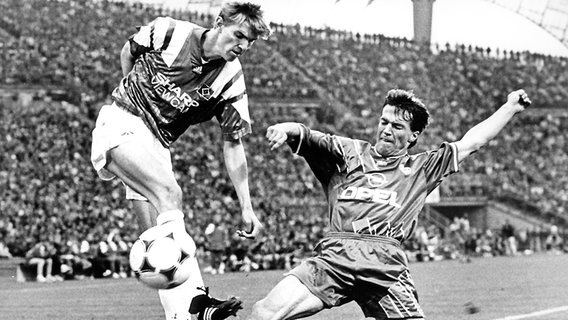 Bayern Münchens Lothar Matthäus (r.) im Duell mit Karsten Bäron vom Hamburger SV. (Bild aus dem Jahr 1993) © Witters Foto: Wilfried Witters