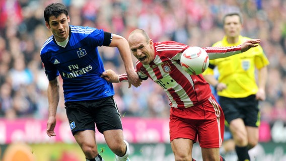 Bayern Münchens Arjen Robben (r.) im Duell mit Gojko Kacar vom Hamburger SV. (Bild aus dem Jahr 2011) © Witters Foto: Tim Groothuis