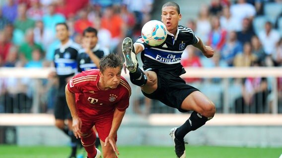 Bayern Münchens Ivica Olic (l.) im Duell mit Jeffrey Bruma vom Hamburger SV. (Bild aus dem Jahr 2011) © Witters 