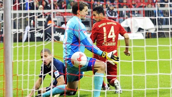 Münchens Claudio Pizarro (r.) trifft gegen den Hamburger SV © imago/Sven Simon 