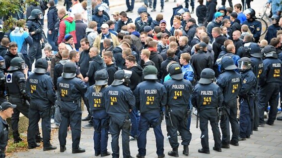Fans des Hamburger SV werden auf den Weg ins Weserstadion von der Polizei begleitet. © dpa 