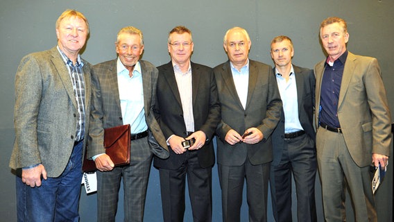 Horst Hrubesch, Wolfgang Klein, Holger Hieronymus, Ernst-Otto Rieckhoff, Thomas von Heesen und Ditmar Jakobs von der Initiative HSV plus © Witters Foto: Valeria Witters