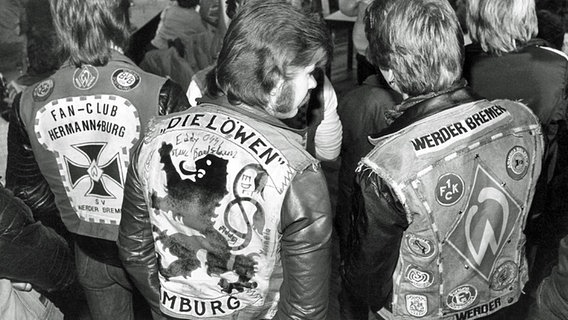 Fans vom Hamburger SV und Werder Bremen beim "Frieden von Scheeßel" 1982. © picture-alliance/ dpa Foto: Jochen Krause