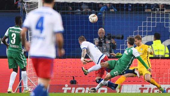 Hamburgs Pierre-Michel Lasogga (3.v.l.) macht ein Kopfballtor. © Witters Foto: Tim Groothuis