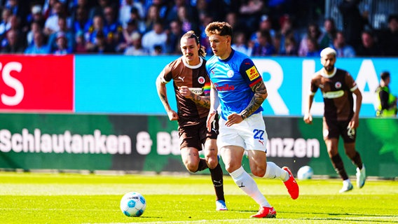 Kiels Nicolai Remberg (r.) und St. Paulis Jackson Irvine kämpfen um den Ball. © IMAGO / Eibner 