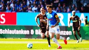 Kiels Nicolai Remberg (r.) und St. Paulis Jackson Irvine kämpfen um den Ball. © IMAGO / Eibner 